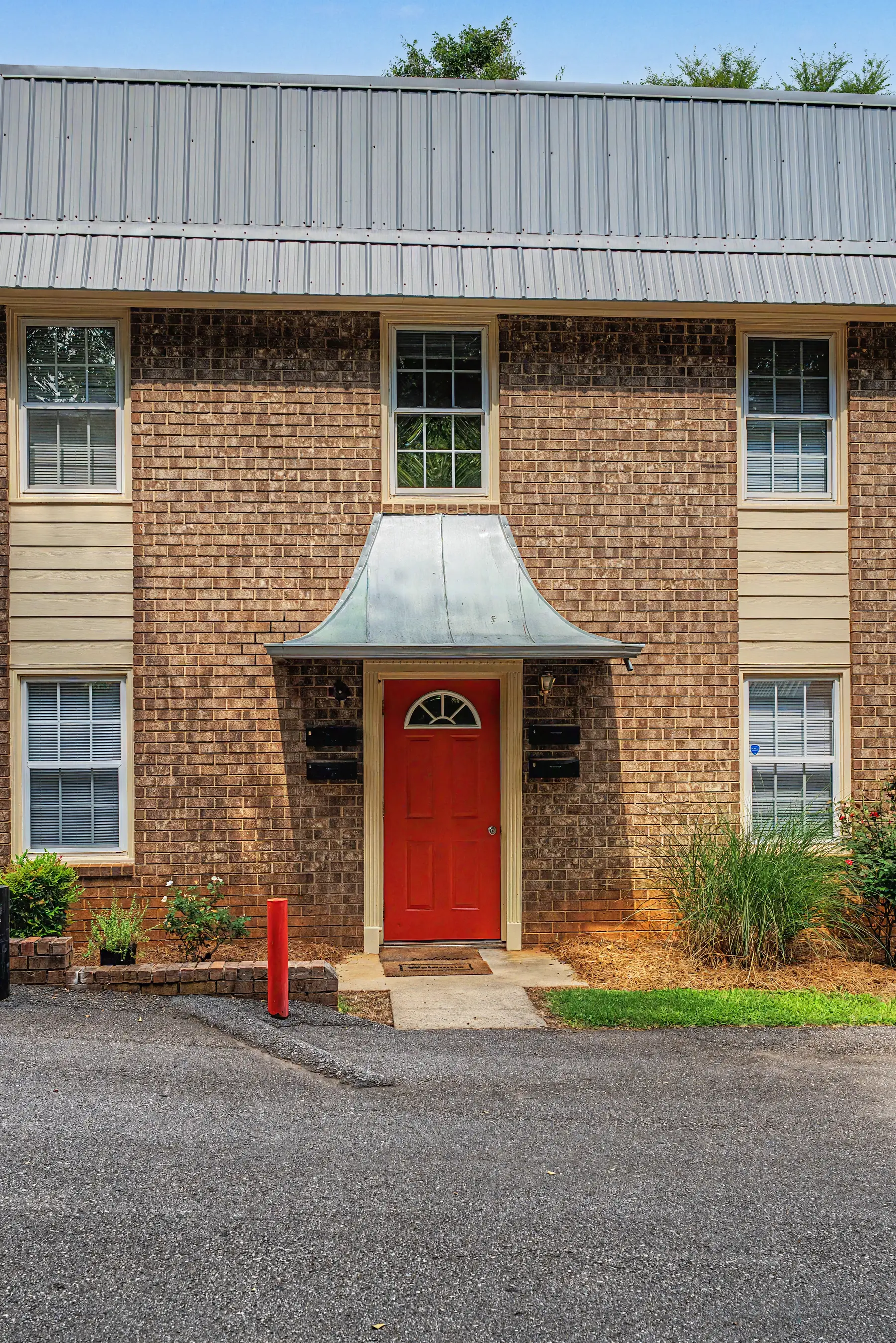 19 Exterior Entry Detail