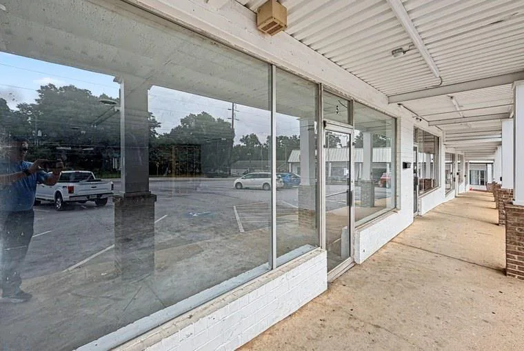 06 Suite 5 Entry From Covered Walkway